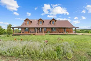 Rustic Log Cabin Retreat on 5 Acres – 5560 N Streckfus Trl, Salina